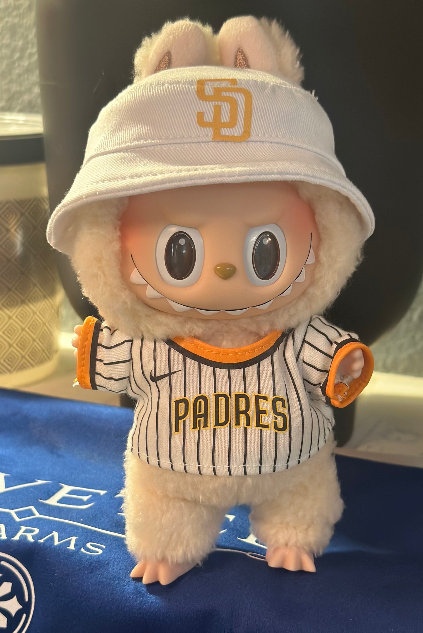 In stock - 17cm labubu outfit - Padres jersey and bucket hat